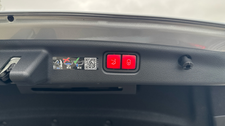 Mercedes-Benz C-Class C200 AMG Line Premium Plus 4dr 9G-Tronic Petrol Saloon